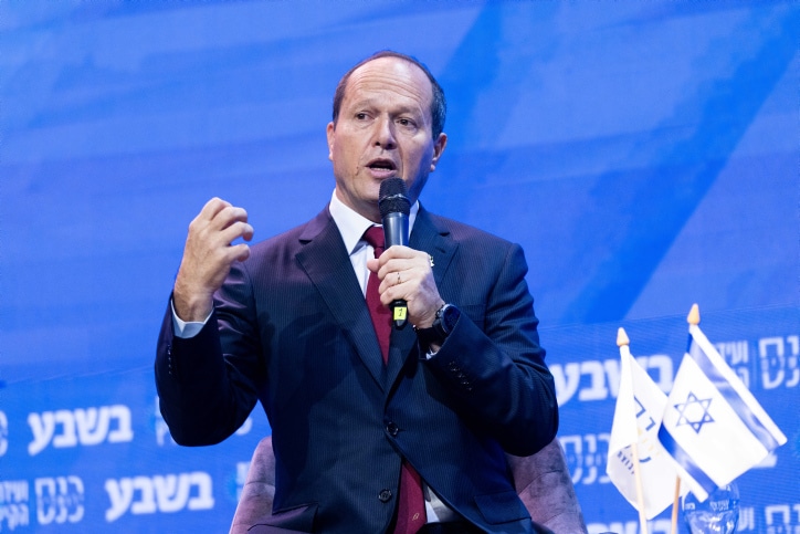 מבוססים בבוץ הכבד של עזה עם העיניים לצפון / אריה זיסמן