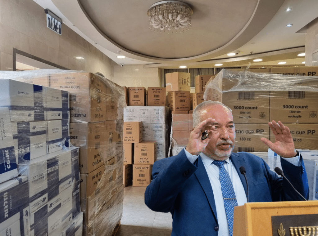 מקלב חשף: כמה כסף משלמים על הכוסות חד פעמי לעולים לכותל