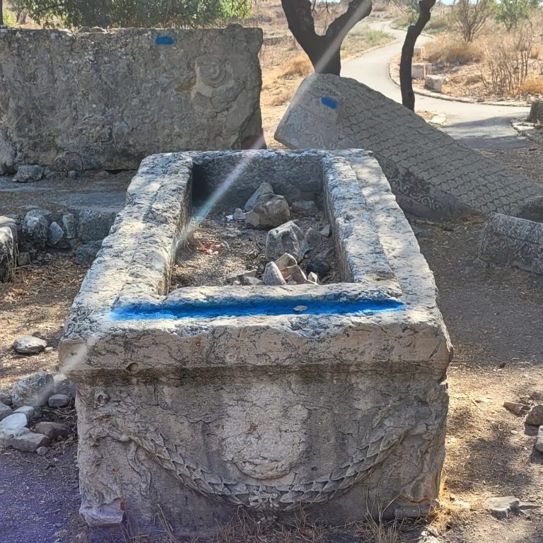 ונדליזם בתל קדש: אלמונים ריססו בכחול כתובת עתיקה