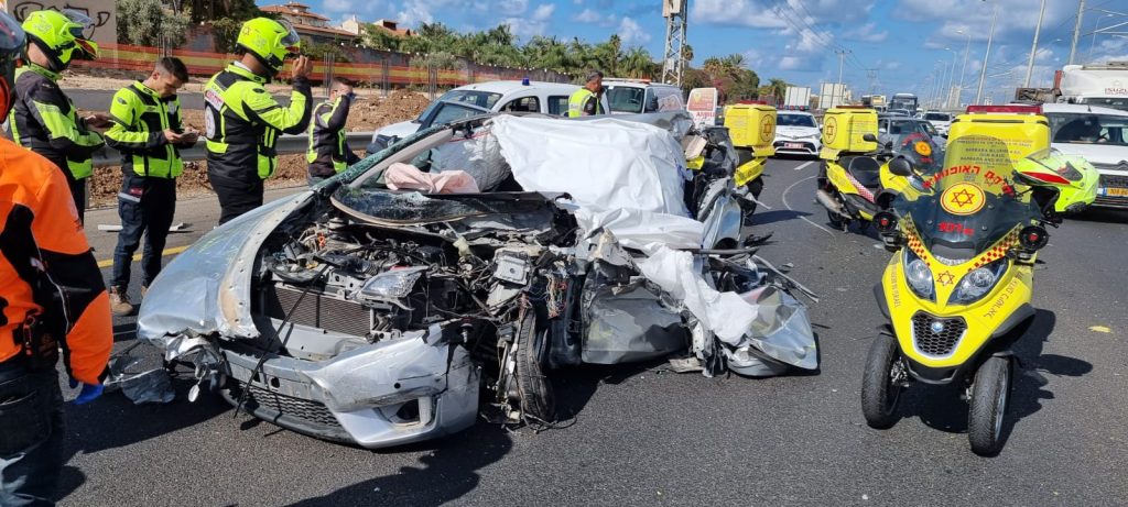 נהג רכב בן 40 נהרג בתאונת דרכים בכביש 1