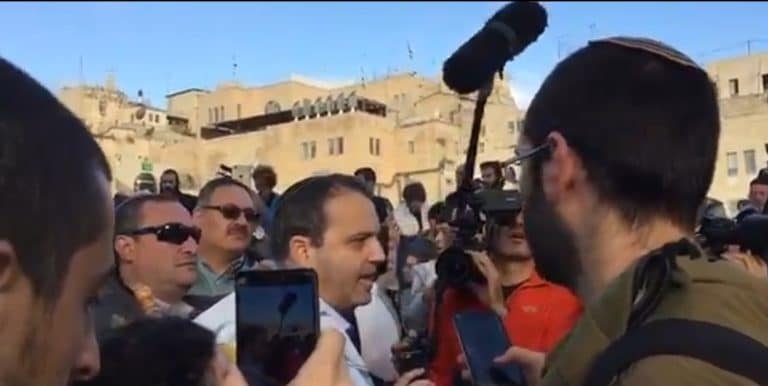 ראש חודש בכותל: ח"כ קריב נכנס לעזרת נשים עם ס"ת