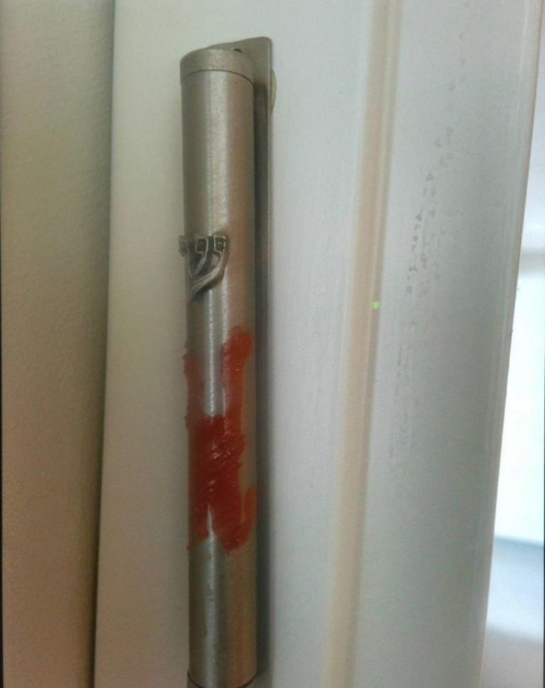 זעזוע: צלבי קרס רוססו על מזוזה בבית מלון בירושלים