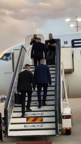 רה"מ בנט עולה למטוס | צילום: טל שניידר