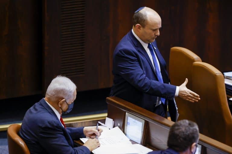 בנט שולח את מזכירו הצבאי עם מידע חסוי לנתניהו