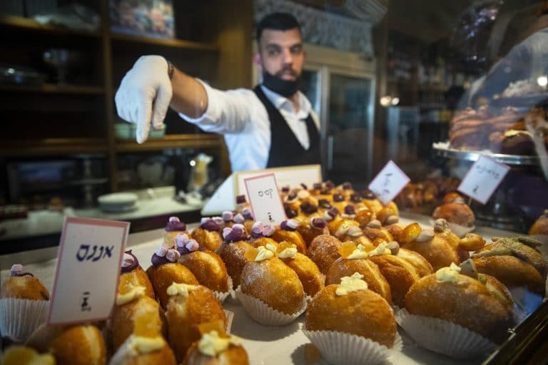 נס חנוכה: גבר כבן 60 נחנק מסופגנייה, כעת מצבו יציב