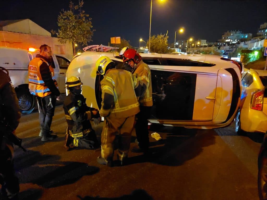 מתנגש ברכב חונה ומתהפך: 2 נפצעו • צפו