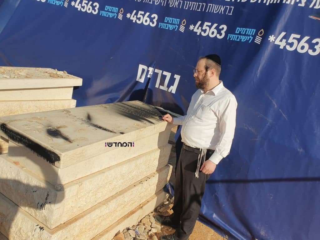 זעזוע: קיצונים ריססו גרפיטי על קבר הגראי"ל שטינמן זצ"ל
