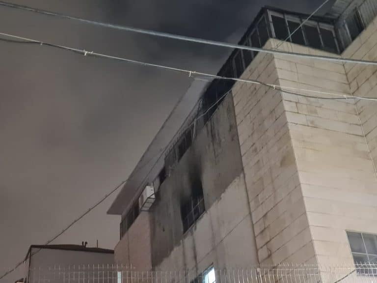 שריפה פרצה בדירה: לוחמי האש השיגו שליטה