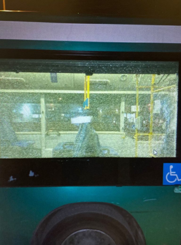 שלושה קטינים חשודים ביידוי אבנים וחפצים על אוטובוס
