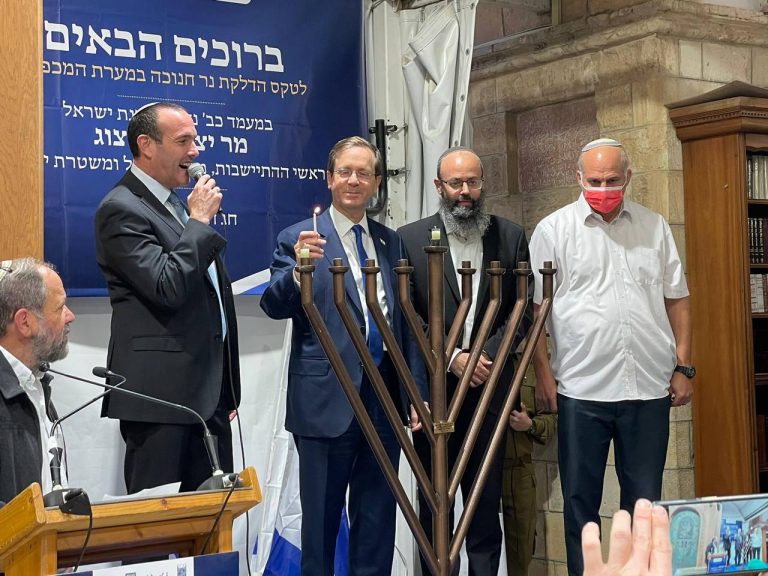 נשיא המדינה במערת המכפלה: הזיקה של העם היהודי למערה איננה בספק