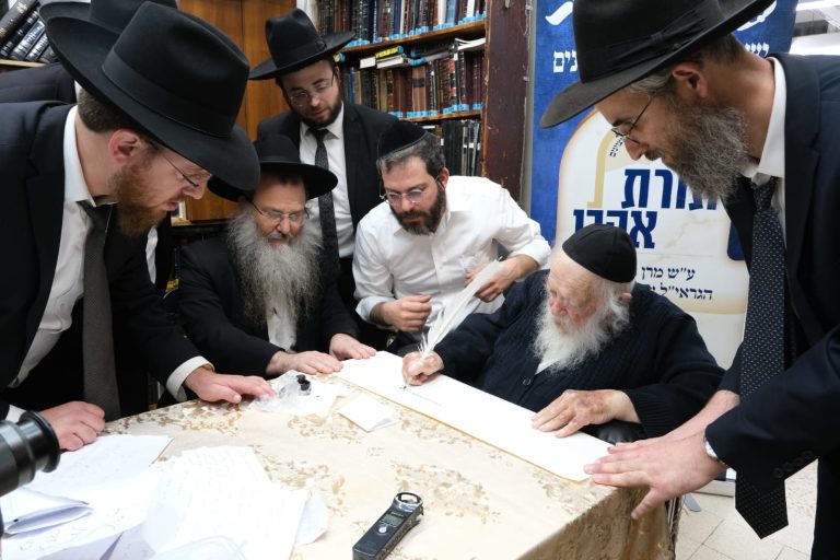 בבתי גדולי ישראל: מעמד יסוד ישיבת 'תורת אהרן' וכתיבת ס"ת
