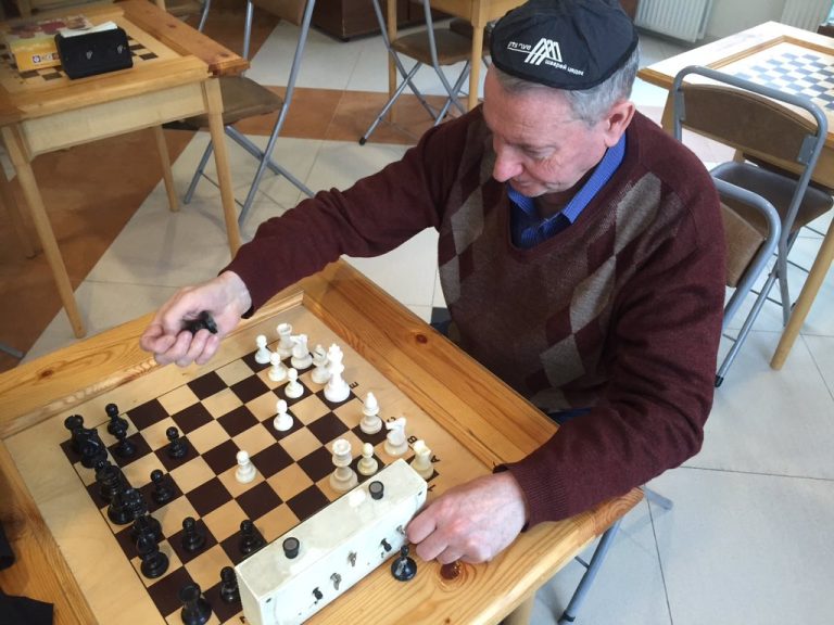 מנהגי הנִיטָל שחל היום: משחקי שח מט וחיתוך נייר