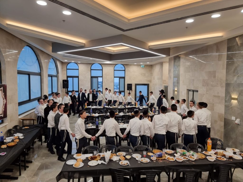 צפו: מסיבת חנוכה לבחורי קהילת "קצות החושן"