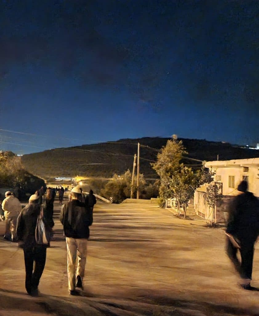 בדרך לחומש: מאות נחסמו ע"י הצבא וצעדו ברגל • צפו