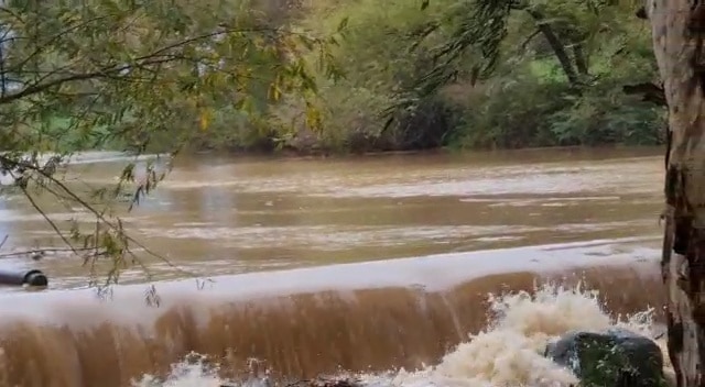 הסכר בכפר בלום, גועש ושוצף. צבע המים הפך חום מהסחף// צילום: סטודיוA