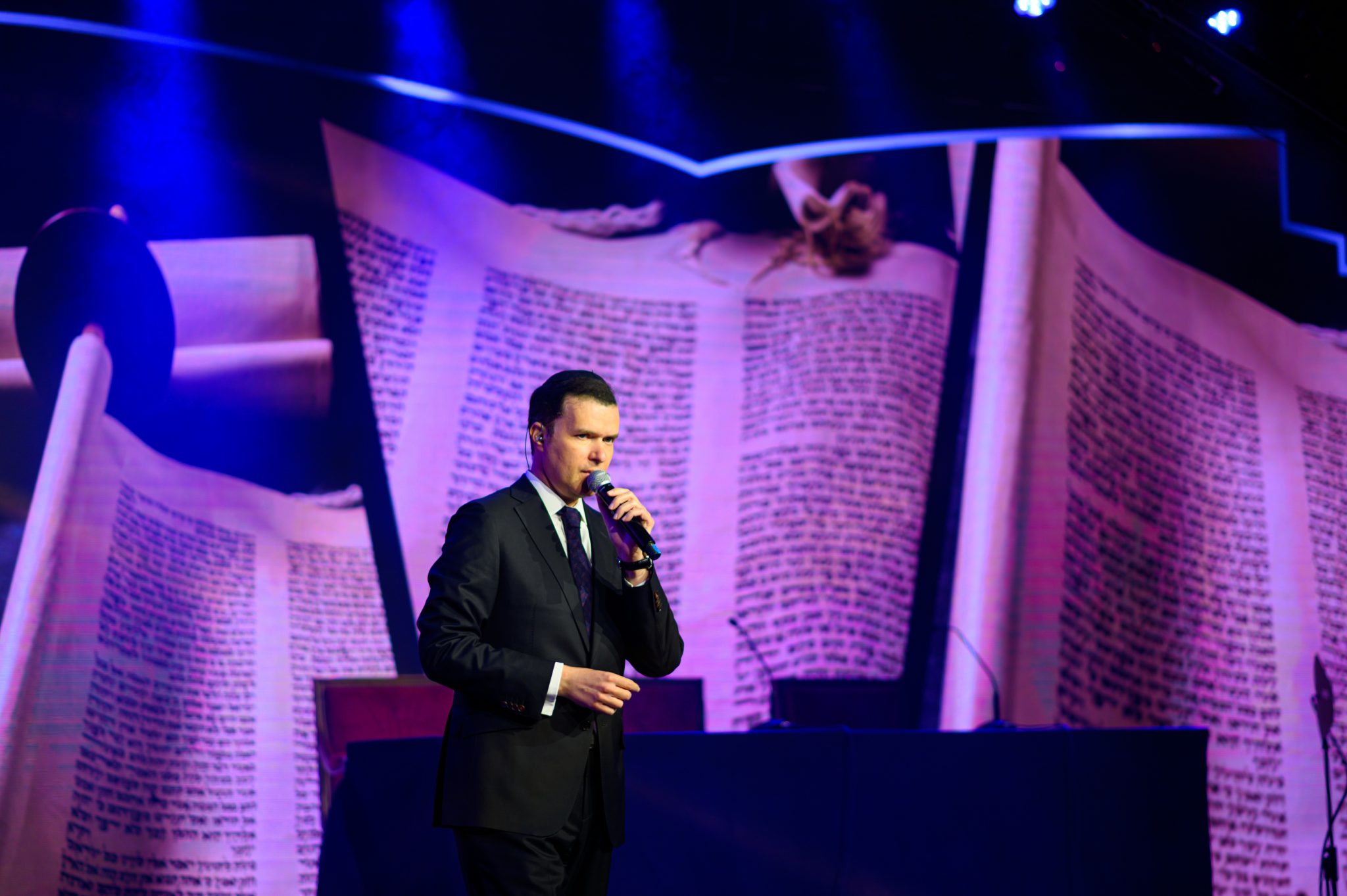 במעמד רב רושם: הרב שלמה קאהן הוכתר כחתן ההלכה של אירופה במעמד רב רושם: הרב שלמה קאהן הוכתר כחתן ההלכה של אירופה