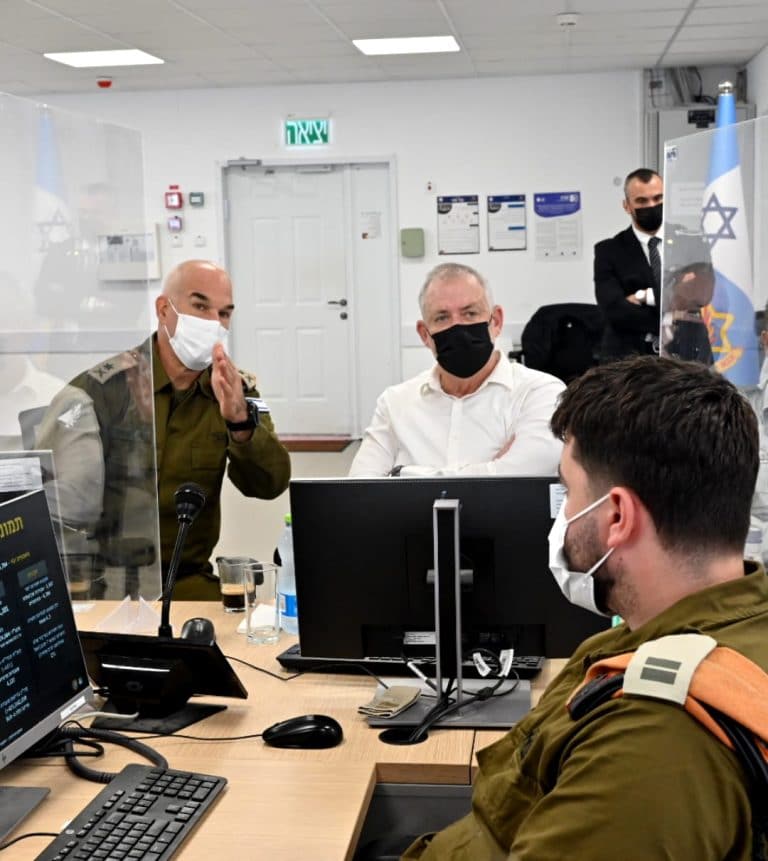 שר הביטחון גנץ במפקדת אלון: "נערכים לסיוע לבתי חולים"