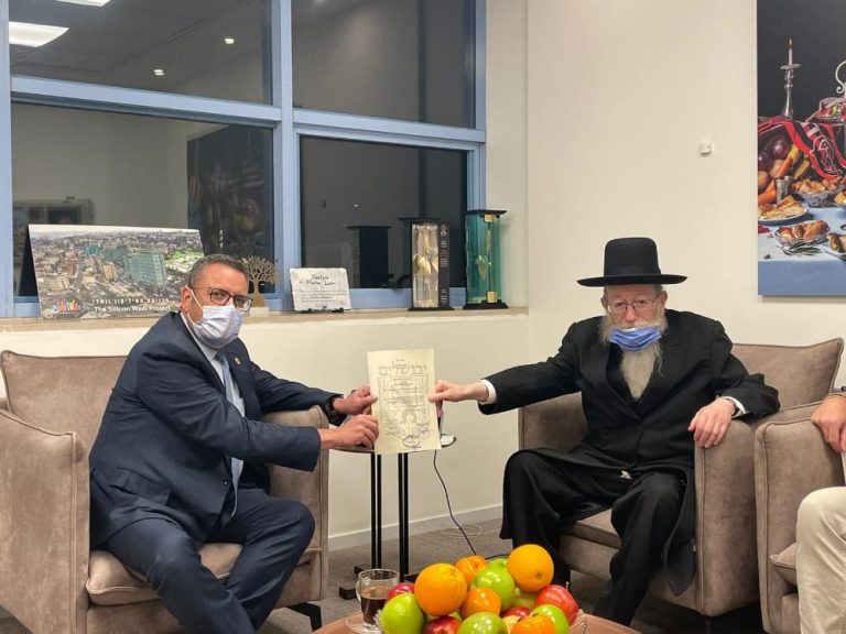 ליאון העניק טופס 4 לבית הכנסת הגדול ביותר בעולם