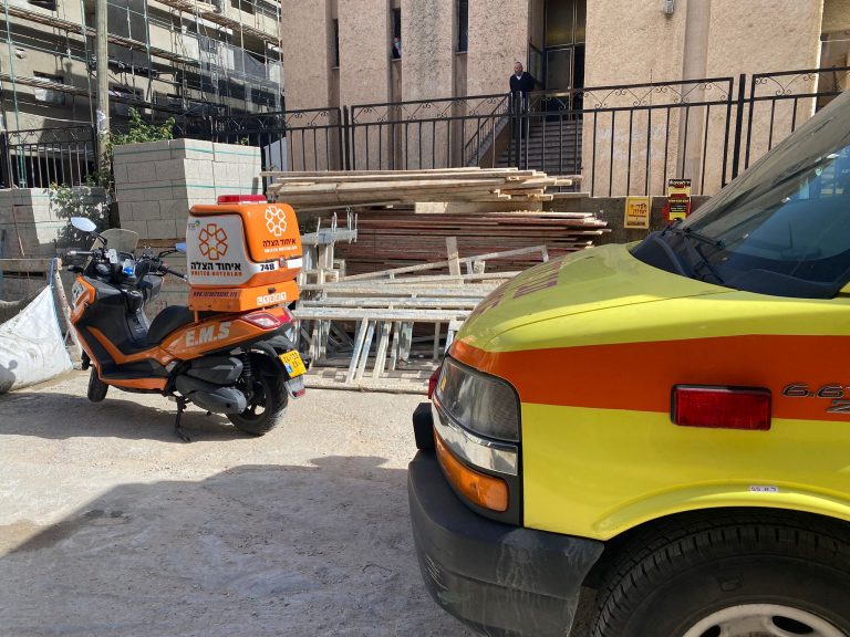 בני ברק: בן 30 נפל מגובה ונפצע בינוני