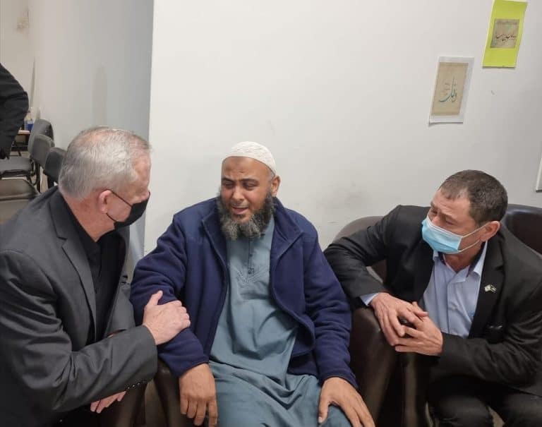 גנץ ביקר אצל משפחת הילד שנרצח: נשים יד על הרוצחים
