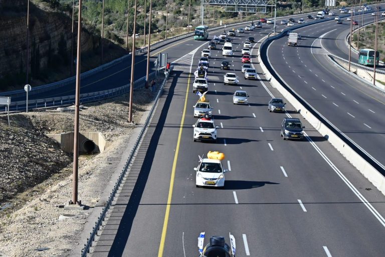 לקראת ישיבת הממשלה: פעילי הצוללות בשיירה לירושלים