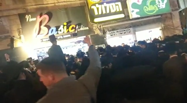 אלפי חסידי תולדות אהרן בהפגנה מול חנות הסלולר