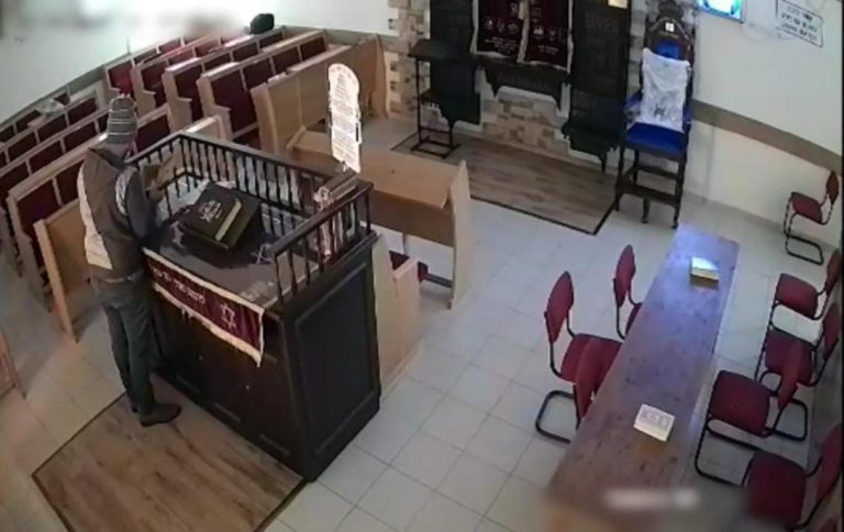 תושב נתניה נעצר לאחר שפרץ לבתי כנסת בשער אפרים
