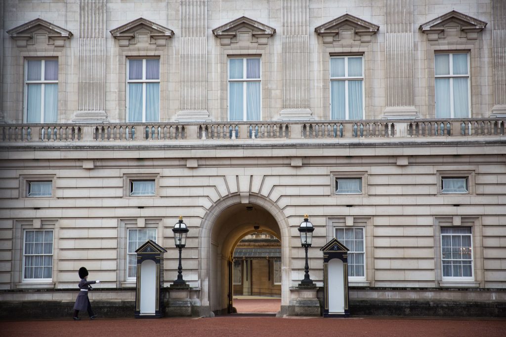 טלטלה בבריטניה: שרים בכירים ימליצו לג'ונסון להתפטר