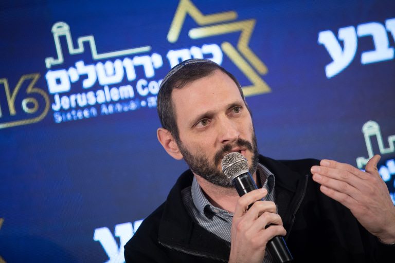 המנכ"ל סירב ללחוץ את ידו של השר: "אין מקום לנימוסין"