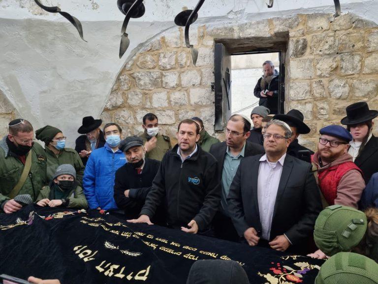 קבר יוסף: אבנים ובקבוקי תבערה לעבר חיילי צה"ל