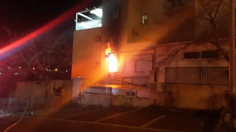 שריפה פרצה בבניין מגורים בבית שמש • צפו