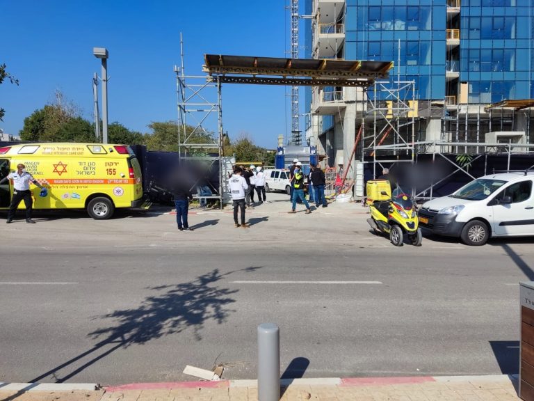 תל אביב; שני פועלים נהרגו לאחר שנפלו מגובה