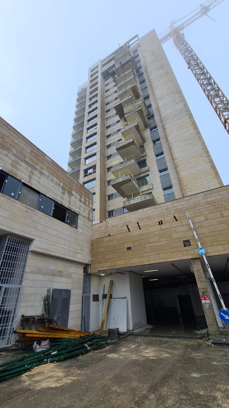 חרדי בן 50 נהרג לאחר שנפל מגובה בירושלים