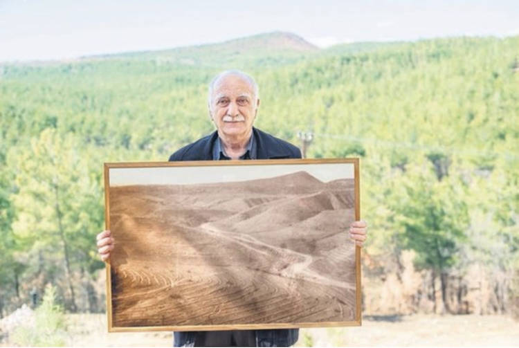 אדם בודד הפך גבעת טרשים ליער מלבלב