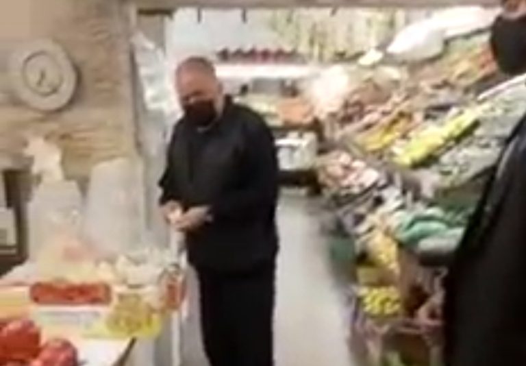 לקוח הופתע לראות את ליברמן במכולת ותקף אותו