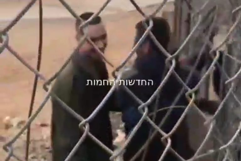 ערבים חוצים את גדר ההפרדה ומשחדים חיילים בסיגריות