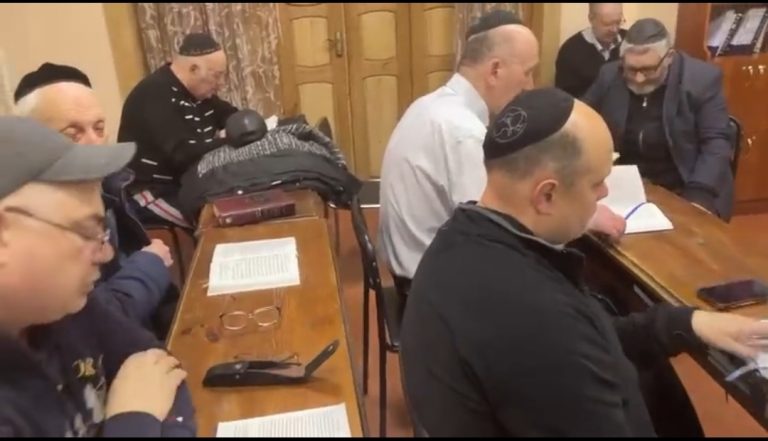 ‏יהודי ברדיטשוב באוקראינה באמירת פרקי תהילים
