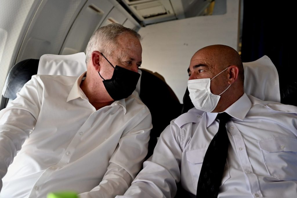 שר הביטחון בני גנץ בביקור היסטורי בבחריין