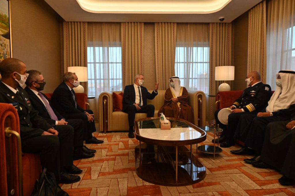 שר הביטחון בני גנץ בביקור היסטורי בבחריין