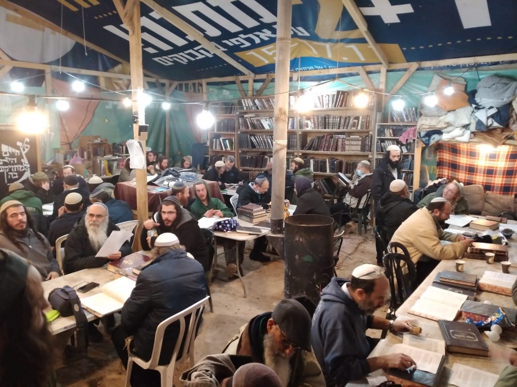 חודש וחצי לאחר הרצח: הורי התלמידים ביקרו בישיבת חומש