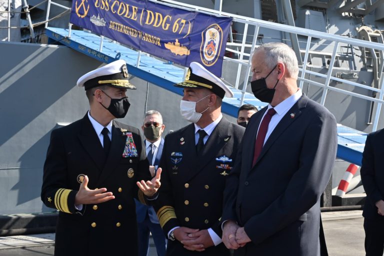 גנץ ביקר בצי החמישי האמריקני בבחריין: "אנו טובים יותר כשעובדים בשת"פ"