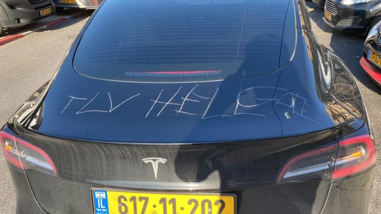 צייץ נגד חברת טסלה  ו'זכה' לתגובה מאילון מאסק