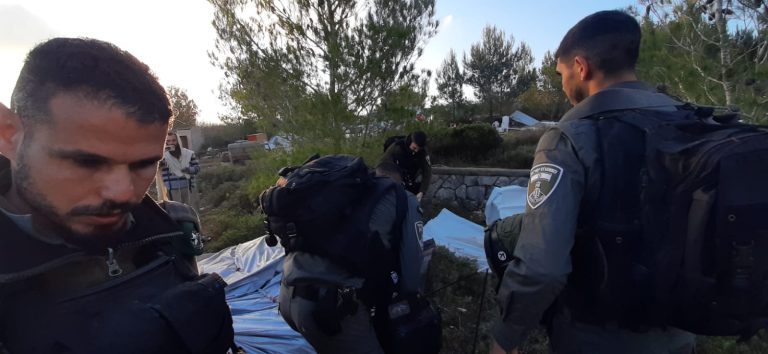 רגע לפני שבת: כוחות רבים הגיעו לפנות מבנים בחומש