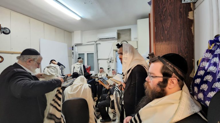 יתמות נוראה: בית מרן זצ"ל לפני ההלוויה
