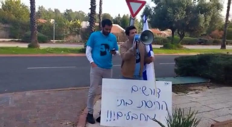"חלש מול מחבלים": הפגנה מול בית בר-לב
