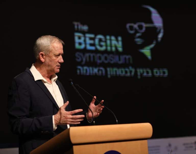 גנץ בנאום עוקצני לאופוזיציה: לא לקריאות מהיציע