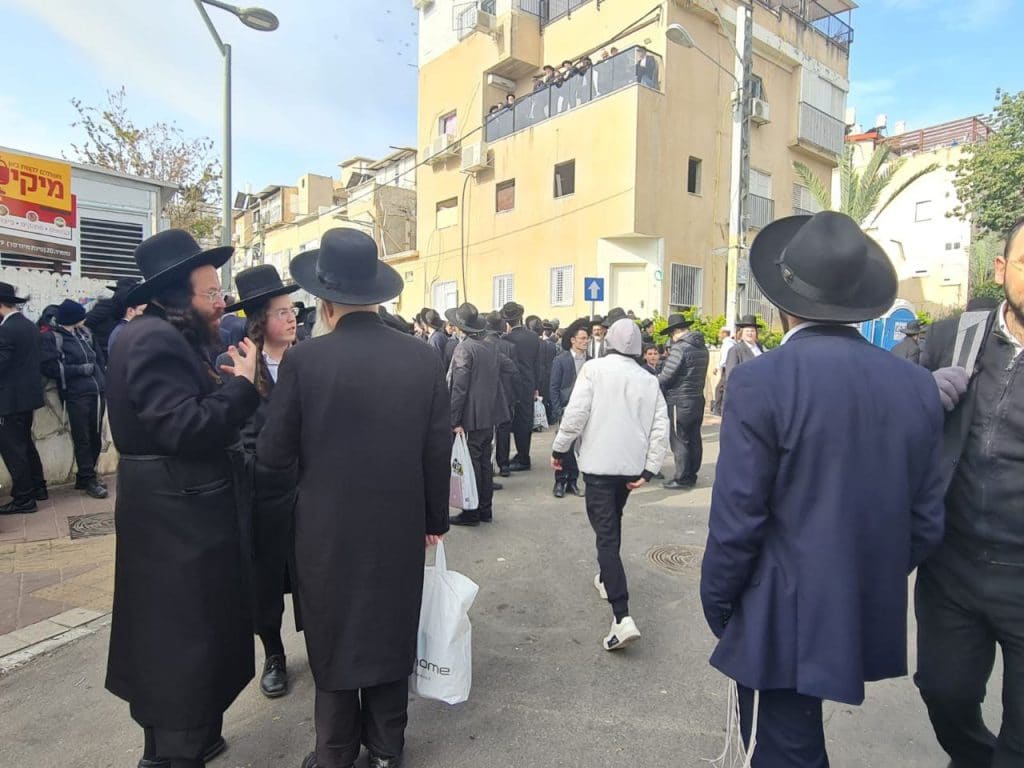 רבן של ישראל נטמן למנוחת עולמים, מאות אלפים מתפזרים