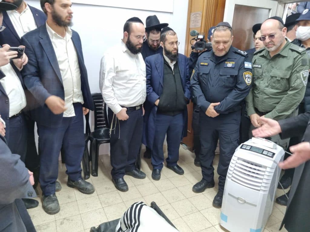 רבן של ישראל נטמן למנוחת עולמים, מאות אלפים מתפזרים