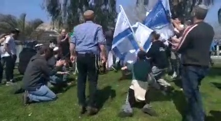 בחורי ישיבת בני עקיבא חדרה יצאו לשמח את פצועי הפיגוע