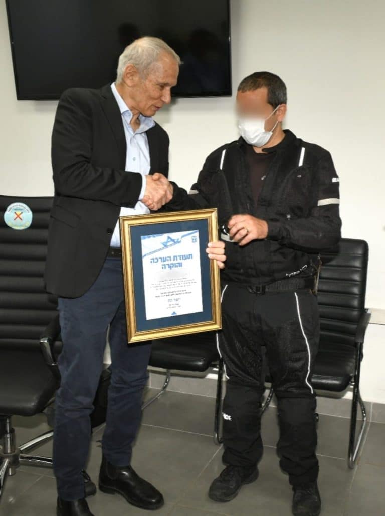 תעודת הוקרה לשוטר שסיכל את המשך הפיגוע בבני ברק